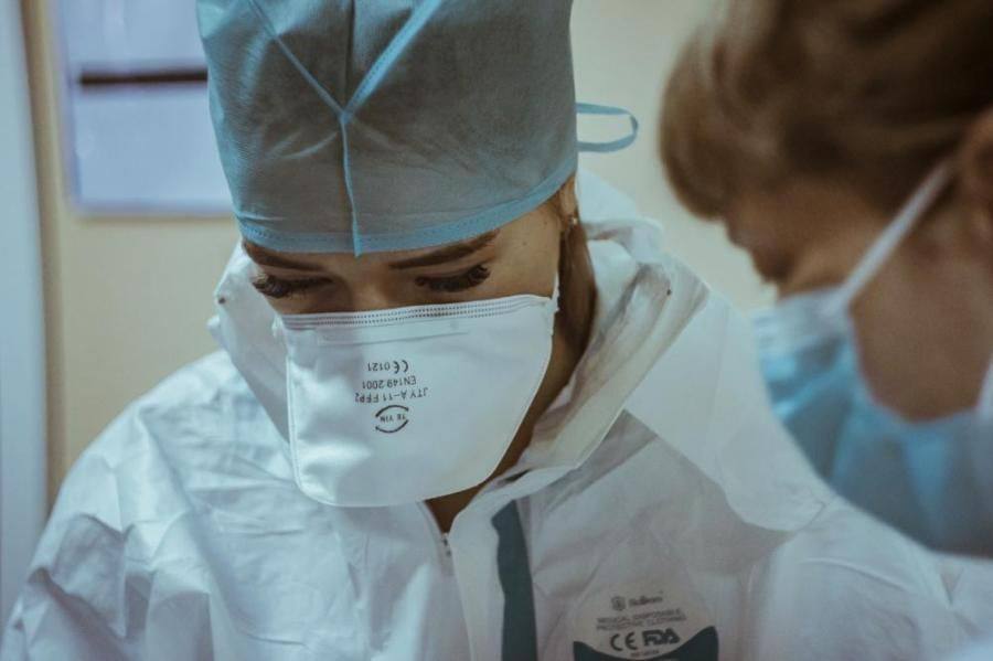 Врачи борются за жизнь пострадавшей в смертельном ДТП под Шкотово Врачи Артёмовской городской больницы 1 продолжают оказывать помощь женщине 1981 года рождения пострадавшей в серьёзном ДТП возле Шкотово где накануне погибли три человека Пациентка находится в тяжёлом состоянии в реанимации после операции она в сознании и подключена к аппарату ИВЛ Медицинскую помощь также получила её несовершеннолетняя дочь Девочку прооперировали травматологи сейчас её состояние стабильное она находится в профильном отделении под наблюдением врачей Пострадавшим оказывается вся необходимая помощь в том числе с привлечением телемедицинских консультаций краевых специалистов сообщили в Минздраве Приморья PRIMPRESS в MAX ДЗЕН ЧАТ БОТ