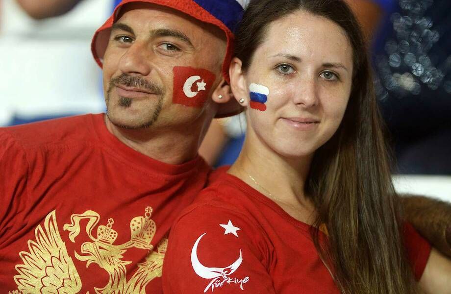 Одинокие россиянки массово едут в Турцию после просмотра турецких сериалов следует из данных онлайн кинотеатров Турецкие курорты особенно популярны среди женщин от 31 до 44 лет многие из которых стремятся найти там мужа Депутат Виталий Милонов заявил что трансляцию турецких сериалов нужно строго регулировать а производство их отечественных аналогов приравнивать к госизмене Он объяснил что в подобных лентах героини влюбляются в идеальных иностранцев выбирая их вместо русских мужчин Парламентарий назвал подобную тенденцию попыткой выставить представителей НАТО как более положительных персонажей в сравнении с российскими мужчинами   vm ru news 1273723 rossiyanki stali chashe ezdit v turciyu posle prosmotra tureckih serialov  Канал n w order