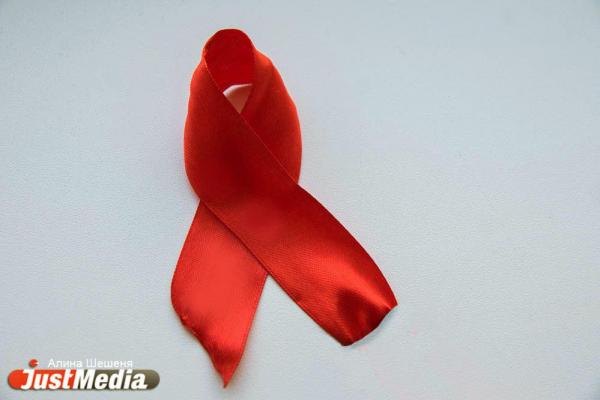 Больше всего в Свердловской области заражению СПИД подвержены разведенные люди старше 35 лет. Как сообщила главврач свердловского областного центра СПИДа, доктор медицинских наук Анжелика Подымова, заболевание передается при поиске нового партнера.  «Если мы говорим о женщинах, то это преимущественно половой путь передачи. Половой путь – это 80%, четыре из пяти вновь выявленных пациентов заражаются ВИЧ-инфекцией именно так. Это женщины в возрасте 35+, 45+ и даже 55+», — рассказала эксперт в эфире ОТВ.  Подымова посоветовали людям, закончившим отношения, провериться на ВИЧ и СПИД. Лишь затем стоит искать новую любовь.   Люди из группы риска чаще всего пренебрегают совету врачей — периодически проверяться на опасную инфекцию. Доходит до того, что их детям приходится затаскивать родителей в центр, на тестирование.