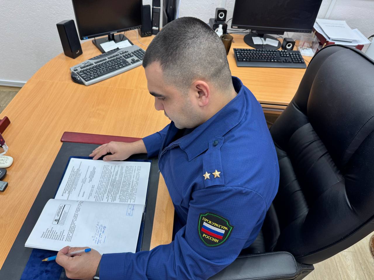 В Красноселькупском районе вынесен приговор по факту незаконной охоты Установлено что в феврале 2025 г мужчина находясь на территории общедоступных охотничьих угодий Красноселькупского района на участке протоки р Таз в период запрета охоты на копытного дикого животного вида лось а также не имея разрешения на добычу охотничьих ресурсов незаконно добыл двух особей лося самца и самки После чего при помощи ножа и бензопилы совершил первичную переработку незаконно добытого охотничьего ресурса Размер причиненного ущерба составил 640 тыс рублей   Подробности на сайте ведомства