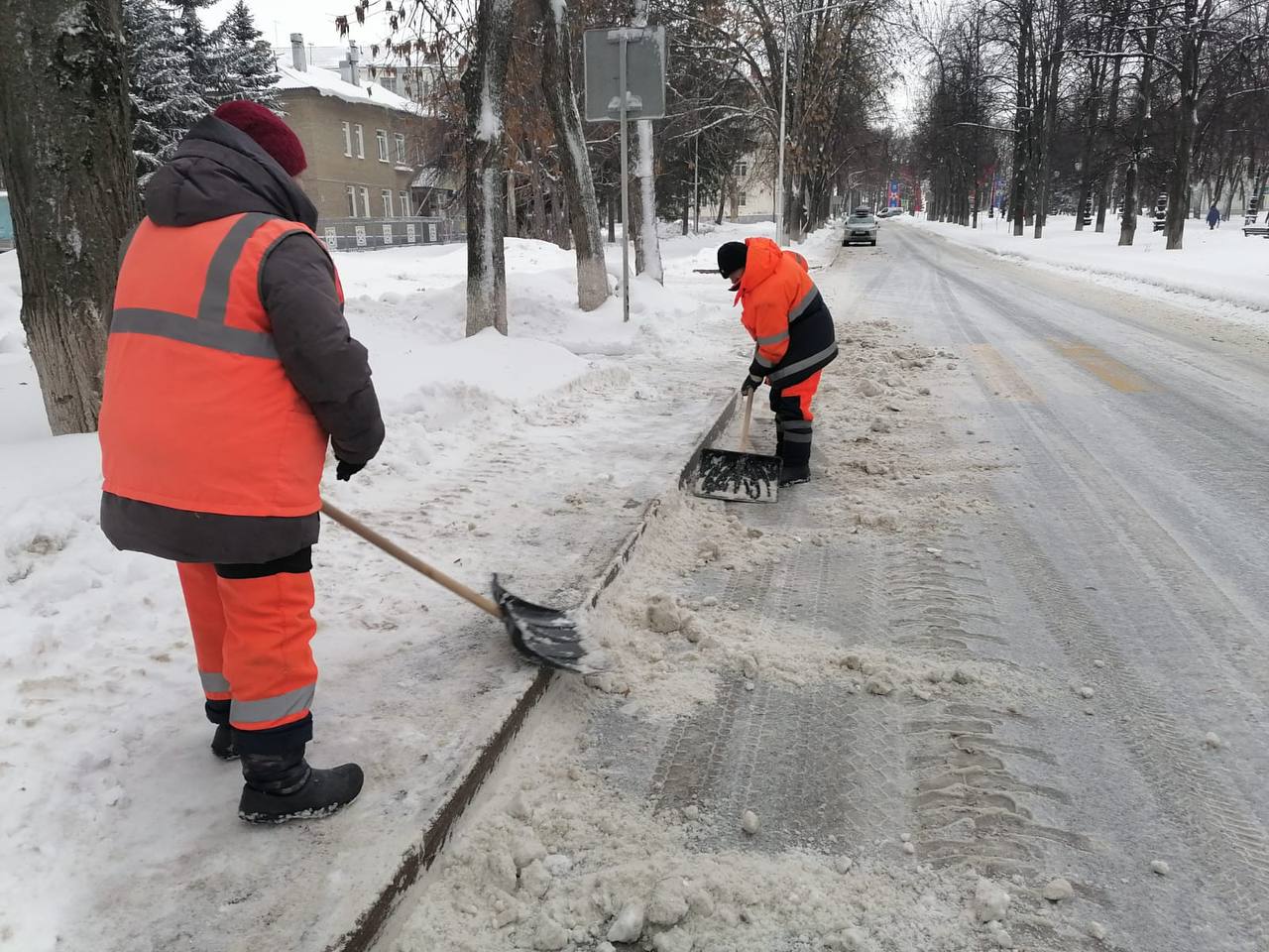 В Уфе за первую неделю января выпало 75,5% от ежемесячной нормы осадков   По словам мэра Уфы Ратмира Мавлиева, за первые девять дней января выпало 34 мм снега.   «Держим на контроле вопрос уборки снега. Дороги, тротуары, дворы - коммунальные службы работают в усиленном режиме», — написал градоначальник. А как хорошо чистят в вашем дворе?