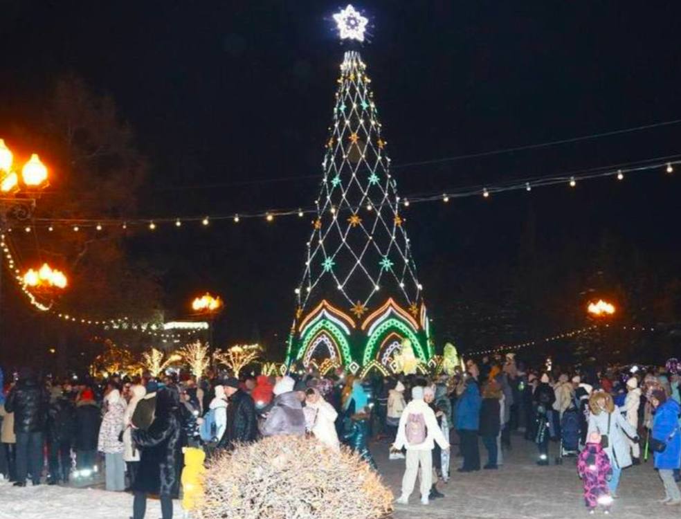 В Иркутске прошло торжественное открытие главной городской ёлки, высота которой составляет 25 метров. Она украшена более чем 400 лампочками и двухметровой звездой, сообщает администрация города.  На площади были установлены ледовые фигуры и световые инсталляции, а также открылась резиденция Деда Мороза с развлекательной программой для детей. В рамках праздничных мероприятий состоялись концерт, дискотека и театрализованное представление.   В ближайшее время планируется открытие ещё одной ёлки на острове Счастья  Конный , где также будет организован каток и праздничная программа, а также участие во Всероссийском конкурсе «Елки России».    Хотите чем-то поделиться? Присылайте фото и видео нам   Лучшее опубликуем!