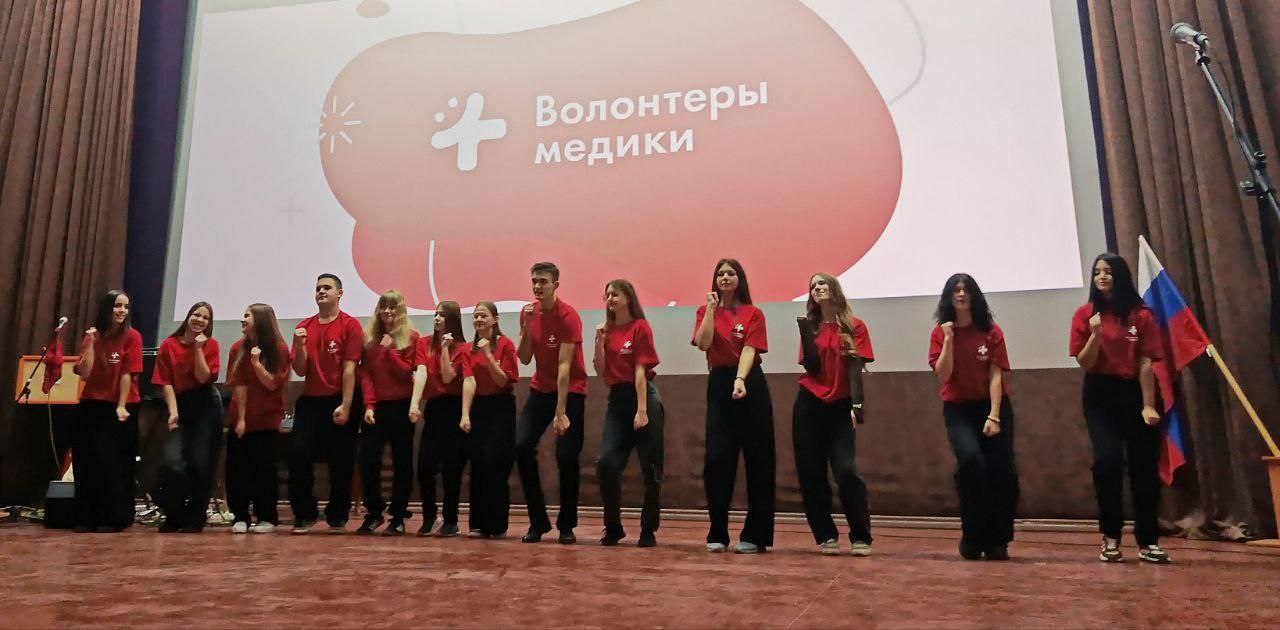 В Херсонской области состоялось торжественное посвящение в студенты будущих медиков Сегодня состоялось знаковое и долгожданное событие торжественная церемония посвящения в студенты первокурсников Генического медицинского колледжа которые выбрали самую благородную и ответственную профессию служение здоровью людей В этот день 240 юношей и девушек полных энтузиазма и стремления к знаниям официально вступили в ряды студенческого сообщества медицинского направления Херсонской области В торжественной обстановке им были вручены первые и самые важные документы зачётные книжки и студенческие билеты символизирующие начало их профессионального пути От имени Министерства здравоохранения Херсонской области к будущим медикам с напутственной речью обратилась и о заместителя министра Ольга Демедюк В своем выступлении она подчеркнула Сегодня вы вливаетесь в большую семью медицинских работников Те знания которые вы получите здесь станут основой вашего дальнейшего профессионального пути Гордитесь своей профессией самой нужной и гуманной на Земле Праздничная атмосфера мероприятия была наполнена творчеством и талантами Для виновников торжества и гостей были подготовлены яркие выступления зажигательные танцевальные номера душевные песни и проникновенные стихотворения которые еще раз подчеркнули что настоящий медик это разносторонняя и творческая личность Это событие знаменует закладку фундамента новых кадров для системы здравоохранения Херсонской области Мы от всей души поздравляем наших первокурсников с этим важным жизненным этапом и желаем им неугасаемого стремления к знаниям целеустремленности терпения и веры в свои силы Добро пожаловать в большую и дружную семью медицинский работников Херсонской области