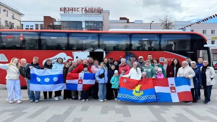 В полуфинале конкурса Это у нас семейное Пермский край представят 29 семей vesti perm ru publications acad455e cf7c 4f36 a0fd 68d9a69914b1 С 11 по 14 мая в Уфе более 1500 участников из более 280 семей Приволжского федерального округа поборются за шанс выйти в финал конкурса Это у нас семейное Пермский край представляет 29 семей это более 150 человек В окружном полуфинале участники пройдут серию интеллектуальных творческих и спортивных испытаний объединенных темой Быть семьей Победители представят свой регион в июле 2026 года на финале конкурса в Москве и поборются за главные призы 60 сертификатов по 5 миллионов рублей на улучшение жилищных условий для победителей и семейные путешествия для финалистов Вести Пермь в MAX max ru vestipermtv