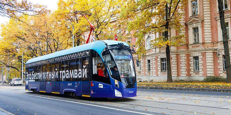 Еще два беспилотных трамвая запустили в Москве Их можно увидеть на маршрутах 30 27 23 15 31 Краснопресненской трамвайной сети В кабине водители сами трамваи собирают информацию для отрисовки высокоточной карты Для этого их оснастили лидарами с обзором 360 градусов камерами и радарами чтобы ориентироваться в плохую погоду и оценивать скорость других участников движения Такую же карту создавали перед запуском движения первого в Москве полностью беспилотного трамвая