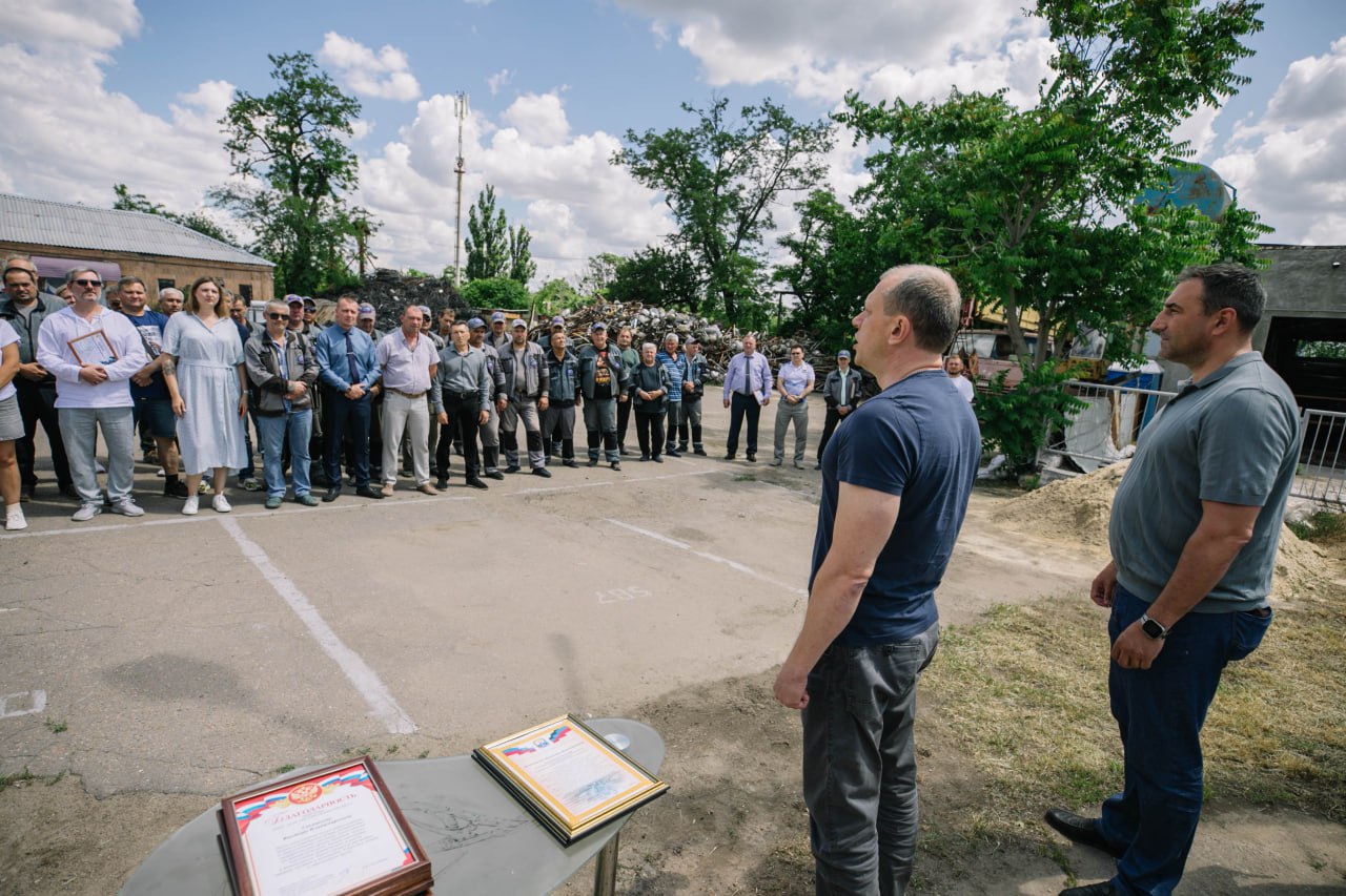 МУП «Мариупольгорсвет» отмечает свой третий день рождения. В связи с этой датой состоялось мероприятие, на котором энергетики получили поздравления. На данном этапе специалисты успешно восстановили около 70% систем наружного освещения. С начала года свет вернулся на 83 улицы в населённых пунктов округа. В текущем году планируется отремонтировать более 87 километров линий электропередач, и эта работа уже выполнена более чем наполовину. Также ведется активная замена старых светильников на современные энергоэффективные лампы. С начала года было установлено уже 1 605 новых осветительных приборов. Работа энергетиков была отмечена благодарностями за их слаженные усилия.