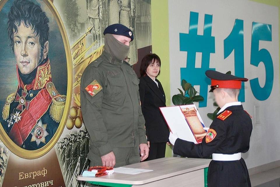 В Мелитополе 200 школьников стали кадетами Росгвардии Более 200 учеников 1 8 классов приняли присягу и официально вступили в кадетские профильные классы Торжество прошло в честь Дня освобождения Мелитополя от немецко фашистских захватчиков