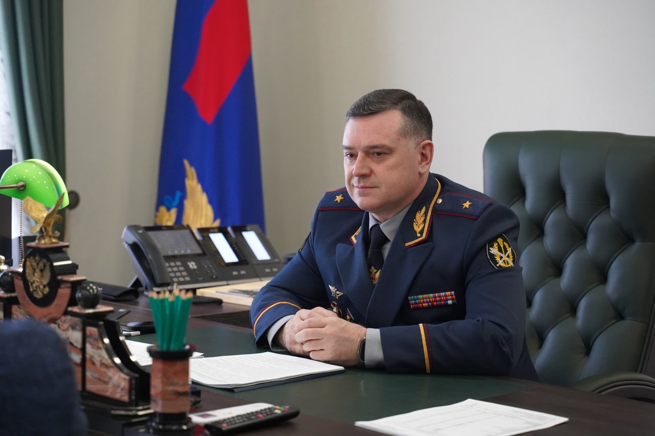 Начальника управления ФСИН по Башкирии отправили домой Советский районный суд Уфы рассмотрел ходатайство следователя и изменил меру пресечения в отношении начальника управления ФСИН по Башкирии генерал-майора внутренней службы Владислава Дзюбы, обвиняемого в совершении преступления, предусмотренного п. «е» ч.3 ст.286 УК РФ. Следователь на суде заявил, что обвиняемый признал свою вину в инкриминируемом ему деянии и оказывает содействие следствию в расследовании. Суд ходатайство следователя удовлетворил и ранее избранную меру пресечения в виде заключения под стражу изменил на домашний арест до 27 июля 2025 года. Напомним, по версии следствия, в ноябре 2024 года, занимая должность начальника Управления ФСИН России по Республике Башкортостан, Владислав Дзюба обратился к подчиненным с требованием организации сбора наличных денежных средств из части денежной премии, выплаченной сотрудникам, и передачи их на хранение ответственным лицам в целях дальнейшего использования для представительских нужд управления. Обратная связь Подписаться