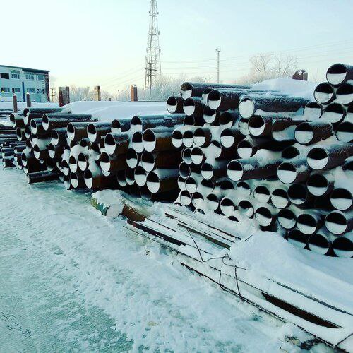 Много и громко шумели спорили ругались земельные участки перебирали а в итоге пшик Компания Северсталь выставила на продажу производственную базу в поселке Солнечный Планировали построить завод по выпуску труб для местной нефтяной отрасли Начальная цена 270 млн рублей В состав лота входят цех склад офисный корпус железнодорожные тупики и недостроенные производственные здания Общая площадь земельных участков 16 5 га В 2019 году Северсталь объявила о создании совместного предприятия с итальянской Tenaris для строительства завода для нужд нефтегаза в ХМАО Объем инвестиций оценивался в 240 млн долларов мощность будущего завода до 300 тысяч тонн труб в год На подготовку площадки было потрачено 1 1 млрд руб По словам Андрея Трубецкого от этого совместного российско итальянского проекта отказались из за санкций оборудование планировалось сплошь импортное