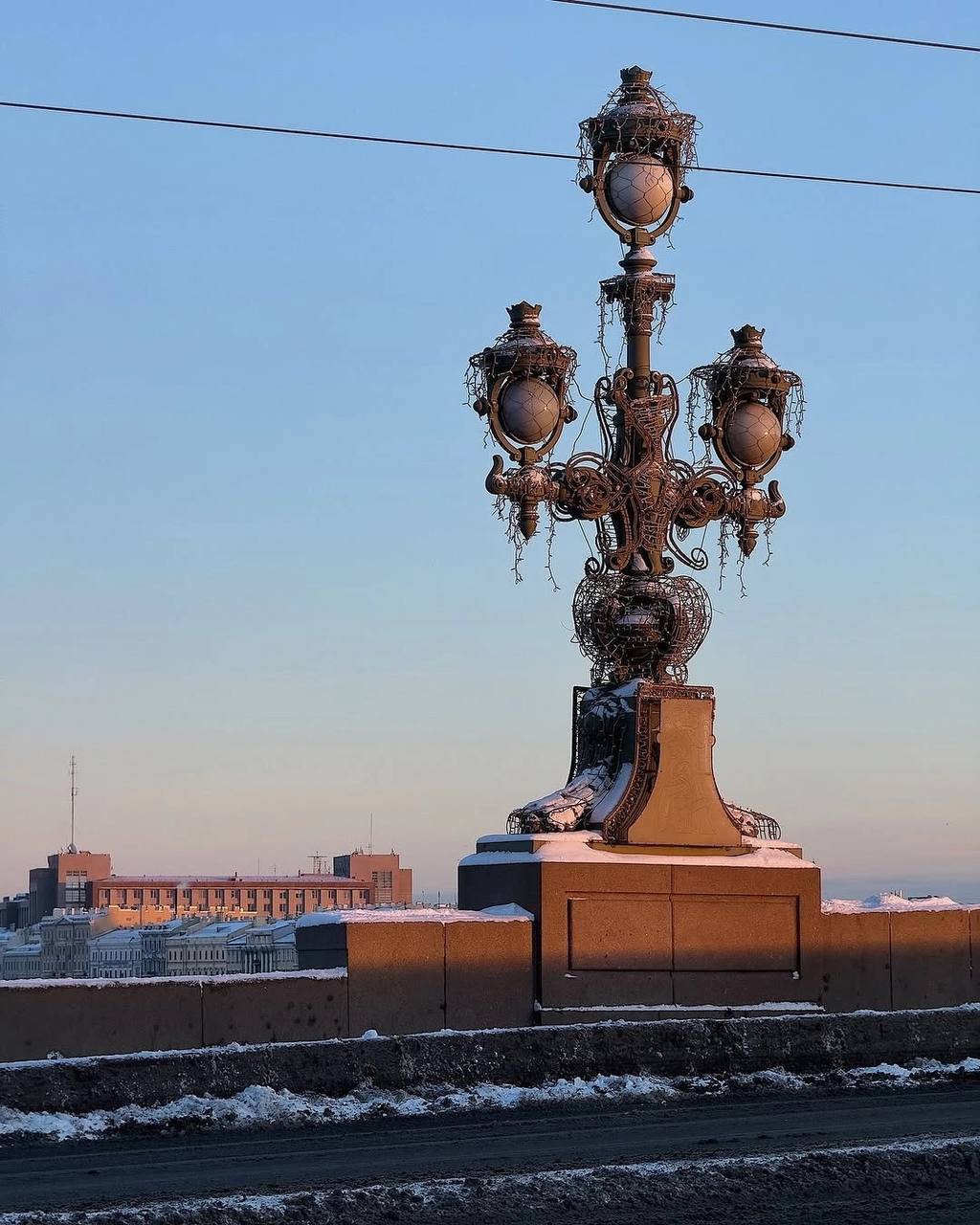 Январь в Петербурге  Ветер в белом инее застыл, Река-Нева затихла подо льдами, Сторожевые заняты посты Сфинксами, титанами и львами.    GradSPb   Санкт-Петербург