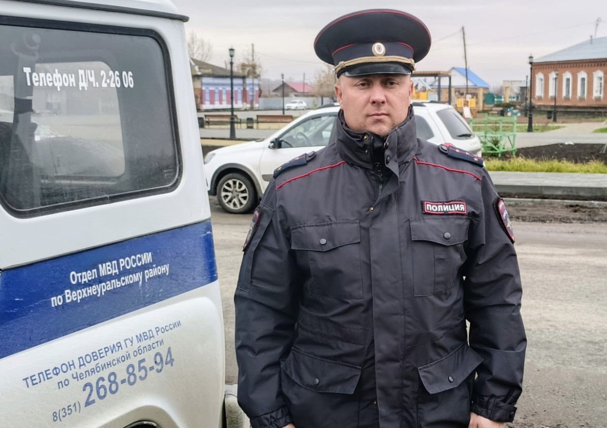 В Верхнеуральском районе участковый уполномоченный полиции отмечен благодарностью за профессионализм В Отдел МВД России по Верхнеуральскому району поступило благодарственное письмо от гражданина ранее обращавшегося за помощью в полицию Автор письма высоко оценил работу старшего участкового уполномоченного полиции ОУУП и ПДН ОМВД капитана полиции Евгения Шульги в сложной ситуации связанной с экспертизой транспортного средства В своем обращении мужчина отметил Капитан полиции Евгений Шульга проявил профессионализм настойчивость и неравнодушие Он взялся за сложное дело связанное с экспертизой транспортного средства и довел его до конца несмотря на все сложности Благодаря его принципиальному подходу и внимательности к деталям дело было объективно рассмотрено Такие сотрудники внушают доверие к системе МВД и уверенность в том что полиция работает на благо граждан Спасибо за вашу работу и человеческое отношение За добросовестное исполнение служебных обязанностей достижение высоких результатов в служебной деятельности и успешное выполнение задач повышенной сложности участковому уполномоченному полиции Евгению Шульге руководством ОМВД объявлена благодарность Подписаться на Полицию Южного Урала мвд мвд74 полиция74 Челябинскаяобласть Верхнеуральск участковыйполиции