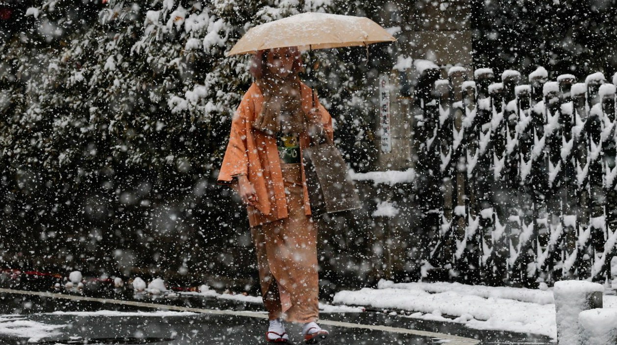 В Японии проходят досрочные парламентские выборы снегопад может снизить явку Премьер министр Японии Санаэ Такаити назначила досрочные выборы через три месяца после вступления в должность чтобы укрепить позиции правящей партии передает ArbatMedia В воскресенье японцы голосуют за новый состав парламента Это уже второе голосование за последние два года Решение о роспуске парламента Санаэ Такаити приняла в январе Первая женщина на посту главы японского правительства стремится улучшить результаты Либерально демократической партии рейтинг которой остается низким По данным опросов консервативная коалиция под руководством Такаити имеет шансы показать лучший результат по сравнению с предыдущими выборами Однако явка избирателей может снизиться из за погодных условий по стране идет сильный снег Даже в Токио выпали осадки что случилось впервые в этом году Прислать новость