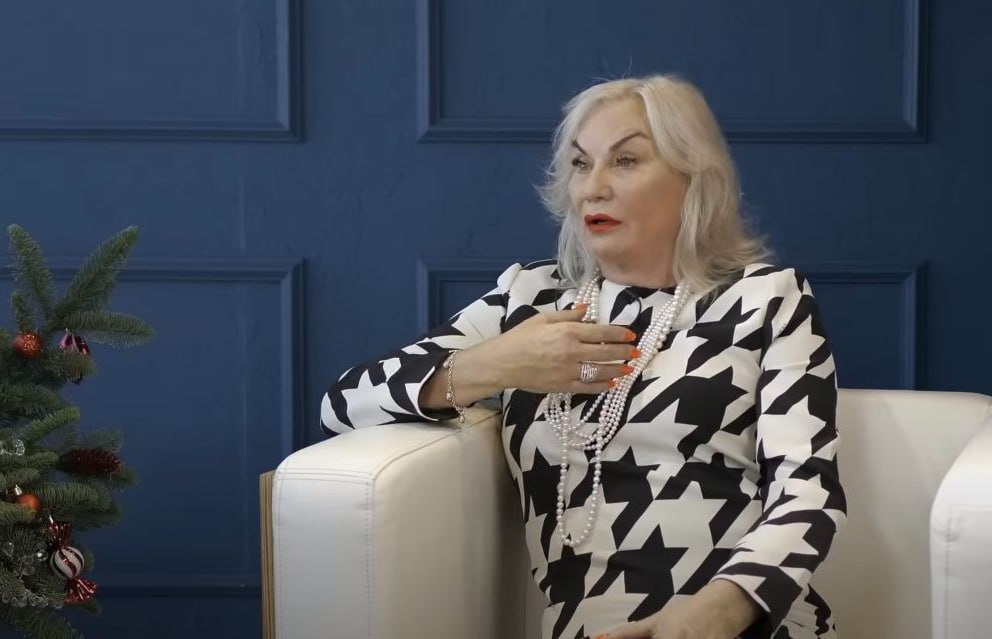 В Иркутске вынесен приговор известной предпринимательнице Татьяне Казаковой по делу о покушении на мошенничество на 500 млн рублей Октябрьский районный суд Иркутска признал виновными двух жительниц региона 50 и 62 лет в покушении на мошенничество ч 3 ст 30 ч 4 ст 159 УК РФ Главная фигурантка известная предпринимательница Татьяна Казакова пыталась взыскать с потерпевшего сына Ивана Матвеева сын Дмитрия Матвеева экс супруга Казаковой более 500 млн рублей по поддельной расписке о долге в 200 млн рублей Экспертиза подтвердила фальсификацию документа Также Казакова вместе с соучастницей гендиректором коммерческой фирмы пыталась незаконно возместить из бюджета НДС на сумму свыше 5 5 млн рублей за 1 квартал 2018 года Мошенническая схема была раскрыта в ходе проверки в возмещении отказано Обе женщины признали вину Казаковой назначено 6 лет колонии общего режима и штраф 1 млн рублей с отсрочкой наказания из за наличия несовершеннолетних детей Ее соучастница получила 4 года условно с испытательным сроком 4 года и штраф 300 тыс рублей   Подпишитесь на Иркутск политический