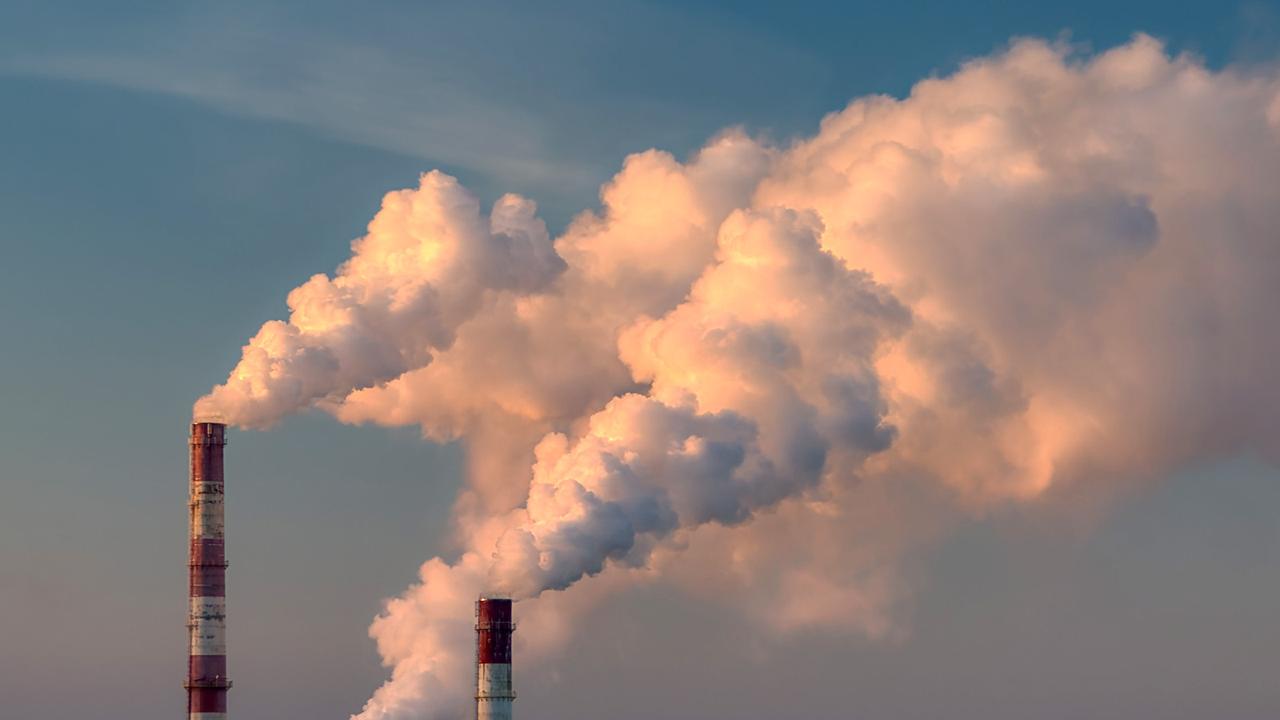 Минэкономразвития обновляет правила климатических проектов для выхода на международный рынок Усиливаются требования к методологиям и вводится единая форма отчета о верификации что повысит прозрачность и позволит российским авиакомпаниям использовать углеродные единицы для компенсации выбросов Появятся правила для проектов с риском повторных выбросов и механизм резервного счета Перед выпуском единиц потребуется общественное обсуждение и одобрение проекта В российском реестре уже 98 климатических проектов с потенциалом 101 5 млн единиц из них 36 5 млн находятся в обращении