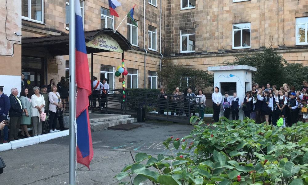 #карелия #работа   ‍ В Петрозаводске не хватает преподавателей и воспитателей. Согласно данным, сейчас городских образовательных организациях трудятся  4 195 педагогических работников. Из них: 2 323 человек -  в школах, 1 759 человек - в детсадах и 113 человек -  в муниципальных учреждениях дополнительного образования. На конец 2024 года в школах было 100 не закрытых вакансий, в детсадах — 41 вакансия.