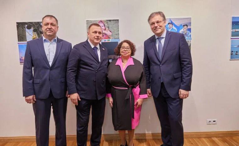 В Музее современной истории России состоялось открытие фотопроекта Донбасс Новороссия Никарагуа 5 ноября в Музее современной истории России состоялось открытие международного фотопроекта Донбасс Новороссия Никарагуа созданного издательством Новые регионы России совместно с Посольством Российской Федерации в Республике Никарагуа Проект объединил творчество никарагуанского фотожурналиста с работами российских фотографов из новых регионов России Уникальность проекта заключается в том что все представленные фотоработы выдержаны в едином стиле и следуют общей сюжетной и исторической линии Это создает единство и узнаваемость несмотря на значительные географические расстояния а также укрепляет культурные и ментальные связи между Россией и Никарагуа Подробнее