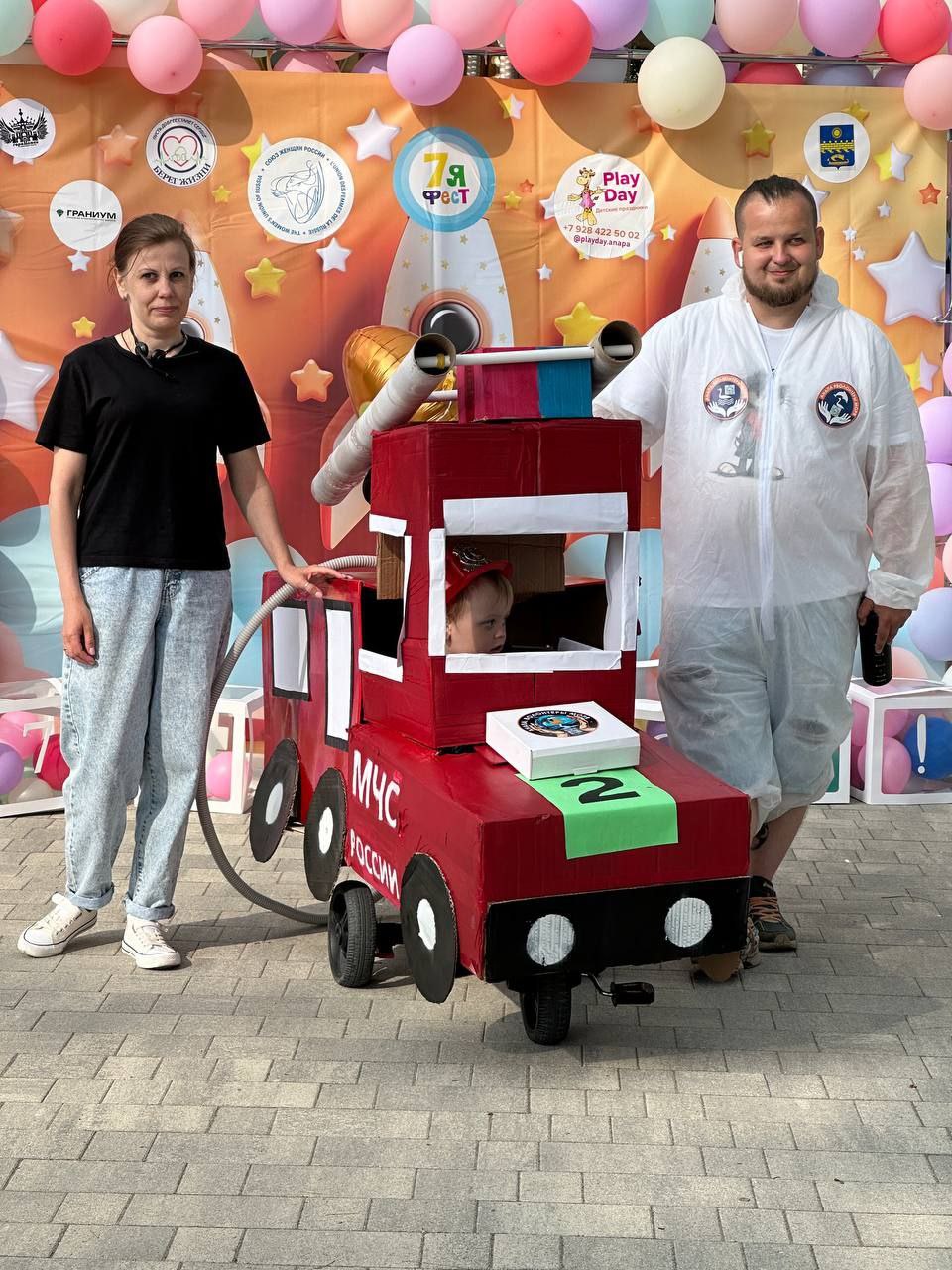 В Анапе прошел конкурс детских колясок, посвященный Дню защиты детей. Организовали мероприятие Союз женщин Юга России при поддержке мэрии Анапы. Цветик-семицветик, пожарная машина, Барби, скорая помощь, День Победы, пчелки и многие другие идеи воплотили творческие родители. На площадке звучала веселая детская музыка, работала площадка аквагрим. Конкурс превратился в настоящий праздник. А участники получили подарки от партнеров. Больше детских колясок в Анапе! Анапское Черноморье