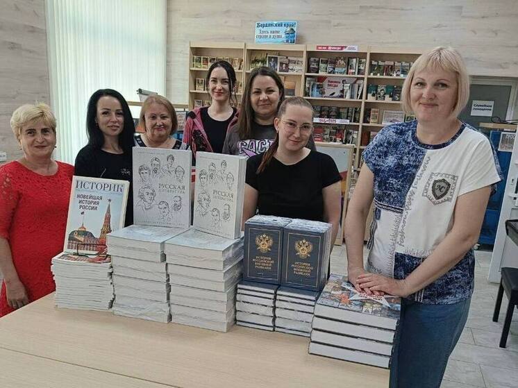 Музеи и школьные библиотеки Запорожской области пополнились новыми изданиями Представительство Запорожской области в Москве совместно с ПАО «Транснефть» регулярно передаёт в регион книги и учебные пособия. Инициатива направлена на поддержку школ, библиотек и музеев, обогащение их фондов полезной и познавательной литературой. Особое внимание – изданиям о культуре и истории России. На этот раз пополнены фонды учреждений Мелитополя, Бердянска, а также Акимовского, Весёловского, Куйбышевского, Михайловского и Токмакского округов. Работу курирует заместитель Губернатора Запорожской области Сергей Гуляев. Поддержка образовательной сферы региона будет продолжена. Новый Мелитополь подпишись