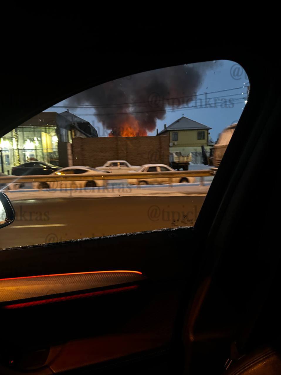 Сильный пожар в Краснодаре в районе 3-й Трудовой.  По данным МЧС, горят 2 жилых дома на площади 240 кв.м.  К ликвидации пожара привлечено от МЧС России 35 человек личного состава, 10 единиц техники.    свои фото, видео и истории присылайте нашему боту     Краснодар Телетайп  Подписаться