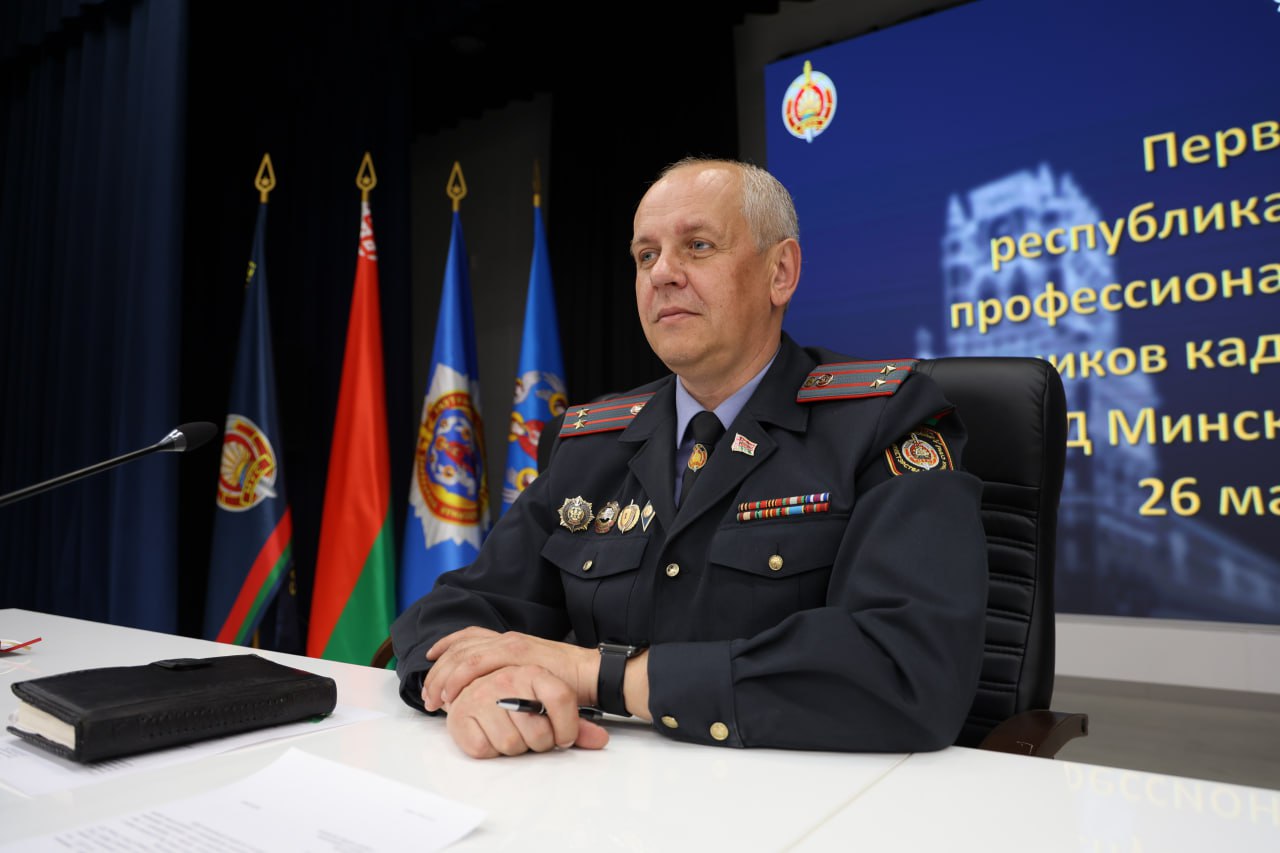  В столичной милиции прошел смотр-конкурс профмастерства среди сотрудников кадровых служб Состязание на звание лучшего в профессии включали тестирование по тактико-специальной и медицинской подготовке, а также зачет по компетентности в области психологии. Кроме того, сотрудники демонстрировали строевую выправку и знания устройства табельного оружия, отличную физическую форму и владение боевыми приемами борьбы. Сотрудников, которые показали высший уровень подготовленности, поздравил заместитель начальника ГУВД Мингорисполкома Николай Лужинский. По итогам испытаний места распределились следующим образом. Среди мужчин третье место у заместителя начальника Заводского РУВД по идеологической работе и кадровому обеспечению подполковника милиции Ивана Белодедова. Второе место у заместителя командира оперативной роты по обеспечению общественной безопасности на объектах железнодорожного и воздушного транспорта по идеологической работе и кадровому обеспечению ОМОН майора милиции Дмитрия Полюховича. Первое место занял заместитель начальника Фрунзенского РУВД по идеологической работе и кадровому обеспечению подполковник милиции Евгений Иосько. Среди женщин третье место у старшего инспектора группы кадров Минского отдела внутренних дел на транспорте майора милиции Натальи Плескацевич. Второе место заняла старший инспектор группы кадров Первомайского РУВД майор милиции Елена Голубовская. Первое место у старшего инспектора группы кадров Московского РУВД капитана милиции Анастасии Аникейчик. Городской этап сыграл роль отборочного перед республиканскими стартами.