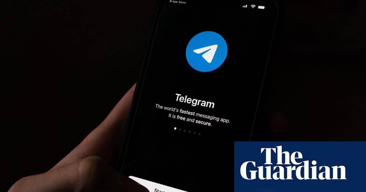 The Guardian: связанные с Россией Telegram-каналы предлагают вознаграждение за атаки на мечети в Британии    Активисты сообщили, что российские Telegram-группы предлагают британцам криптовалюту за нанесение антимусульманских граффити. Ранее их упоминали в связи с исламофобскими надписями на мечетях и школах Лондона, что расследует полиция.    Риторика каналов изменилась: теперь там звучат призывы к ножевым атакам. Также распространяются файлы с инструкциями по изготовлению взрывчатки и оружия.    Hope Not Hate  HNH  — британская организация, исследующая экстремистские группы, передала досье о каналах и их связях с Россией в контртеррористическую полицию. В сети видят угрозу вербовки для терактов, отмечая, что Россия может пытаться разжигать социальные беспорядки в Европе.    Доказательства российской связи: кириллические тексты, русскоязычные посты в пропутинских чатах, GMT+3 в аккаунтах администраторов. Один из каналов даже предлагал оплату за «помощь» в Шеффилде или Ротерхэме.    Члены групп обсуждали массовые сожжения Корана, поджоги и атаки, а также обещали криптовалютные «награды» за акции против мечетей. Британские власти заявили, что расследуют ситуацию, считая её угрозой национальной безопасности.