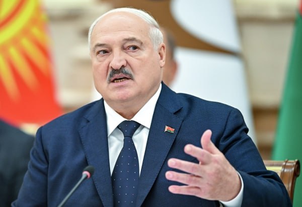 Александр Лукашенко в преддверии Дня независимости помиловал ещё 16 осуждённых  В их числе есть те, кто совершил преступления экстремистской направленности.  Близкий к пресс-службе главы государства Telegram-канал «Пул Первого» пишет, что среди помилованных восемь женщин и восемь мужчин. «Трое из них старше 50 лет, двое имеют хронические заболевания, один инвалид. У девяти осуждённых есть несовершеннолетние дети», — говорится в публикации.  Отмечается, что все помилованные раскаялись в содеянном и «взяли обязательства не нарушать закон».    Подпишись на «Говорит Москва»