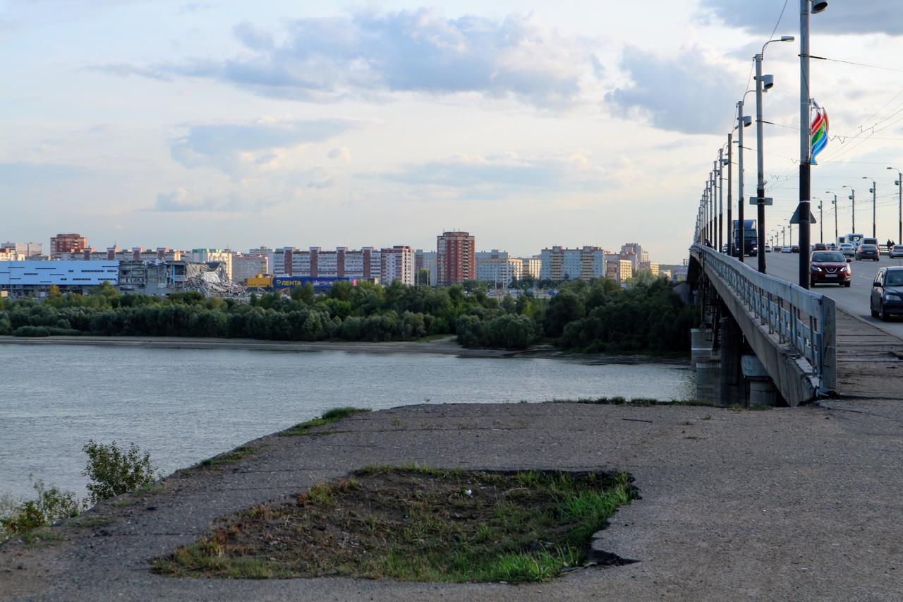 Первую половину моста у Телецентра в Омске откроют этой осенью.    Зампред правительства Омской области Динар Курманов рассказал, что строительство моста 60-летия ВЛКСМ идет по плану. Главная сложность — замена старой теплотрассы, которая соединяет левый и правый берег.    Сейчас строители наносят защитный бетонный слой и готовятся укладывать дорожное покрытие. Открытие движения по первой половине моста ожидается в сентябре — октябре 2025 года.    Полный запуск запланирован на осень 2026 года. Пока все идет без серьезных задержек. Надеемся, что так и будет.    Написать в редакцию можно здесь.