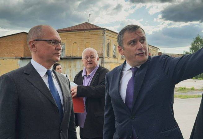 Кириенко и Хинштейн объявлены в розыск в Украине СБУ объявила в розыск первого заместителя главы администрации президента России Сергея Кириенко и врио губернатора Курской области Александра Хинштейна. Кириенко разыскивается по статьям об «оправдании действий России» и «посягательстве на территориальную целостность Украины». Хинштейна также обвиняют также по статье о «посягательстве на территориальную целостность». Гуд Афтенун Новости