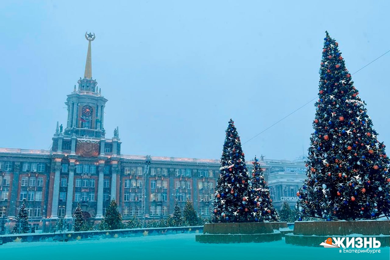 Каток на Площади временно закрыт мороз заставил взять паузу Из за сильных холодов каток на Площади приостанавливает работу 24 и 25 декабря Команда площадки объясняет экстремальные температуры могут повредить ледовое покрытие при постоянной эксплуатации Что делать с билетами Электронные вернуть или обменять онлайн Бумажные сдать в кассе начиная с пятницы 26 декабря Важно из за низких температур также не работают аттракционы в парке Маяковского Следите за обновлениями как только погода позволит каток и аттракционы снова откроют двери для гостей Подписаться на Жизнь в Екб   Канал в MAX