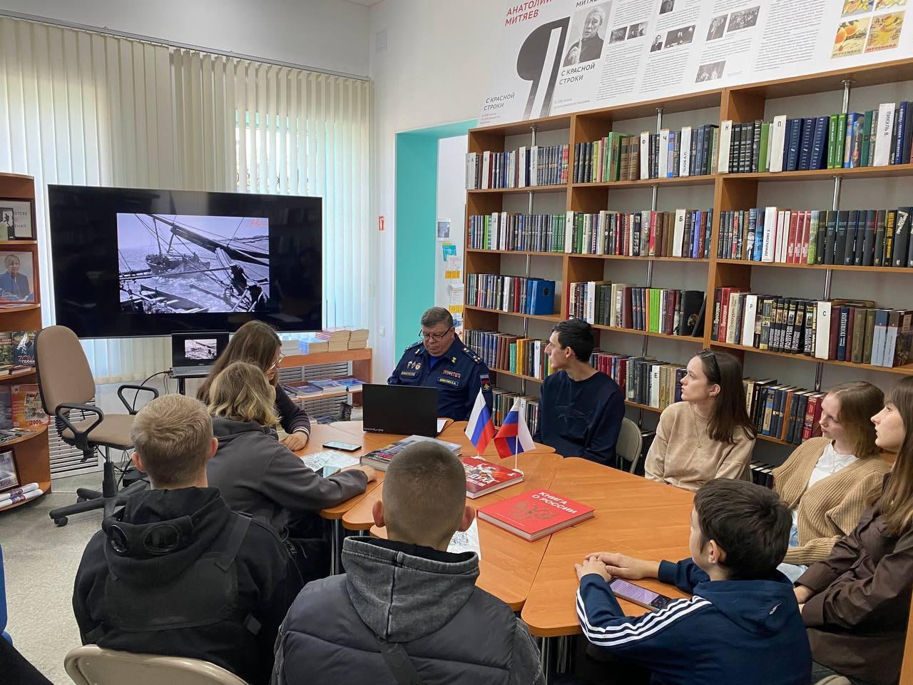 Наследники Победы в Геническе прошел патриотический час ко Дню освобождения города 30 октября в Генической модельной библиотеке для студентов Херсонского технического университета ХТУ состоялся информационно патриотический час приуроченный ко Дню освобождения Геническа от немецко фашистских захватчиков Мероприятие посвящено памятной дате когда советские солдаты ценой невероятных усилий и мужества отстояли наш город Студенты смогли глубже погрузиться в историю тех героических дней Особенно трогательным моментом стала личная история преподавателя колледжа Сергея Дивулина который поделился с молодежью семейными воспоминаниями о родных прошедших через ужасы Великой Отечественной войны и о тех кто погиб во время Великой Отечественной войны и о тех кто выжил чтобы передать будущим поколениям правду о нашей истории Ключевым событием встречи стала презентация книги Наследники Победы изданной к 80 летию Великой Победы В этом издании собраны пронзительные истории судеб детей которые в малолетнем возрасте стали жертвами фашизма Эти люди прошедшие через тяжелейшие испытания стали настоящими достойными наследниками Великой Победы Такие встречи помогают сохранять живую связь поколений и историческую память что особенно важно для молодежи