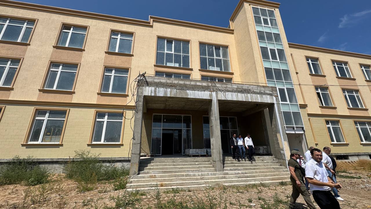 Глава республики ознакомился с ходом строительства самой большой школы в Дербенте на 1224 места по ул. Х. Тагиева.