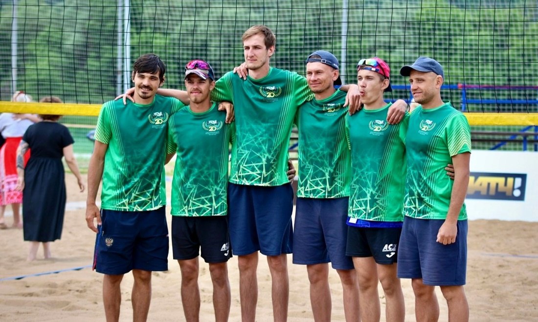 Волейболисты из Новосибирска завоевали золото чемпионата и первенства России Две пары из Новосибирска стали триумфаторами на соревнованиях по пляжному волейболу. Кирилл Комаров и Дмитрий Калинин завоевали золото среди глухих, а Станислав Синельников и Александр Шуваев заняли второе место. Среди юниоров первенство выиграли 17-летние Виталий Ондриков и Артём Пучкин. Это их первая победа на таком уровне. Волейболистов подготовили заслуженные тренеры Василий Ковальчук и Станислав Горбатюк. Прислать новость