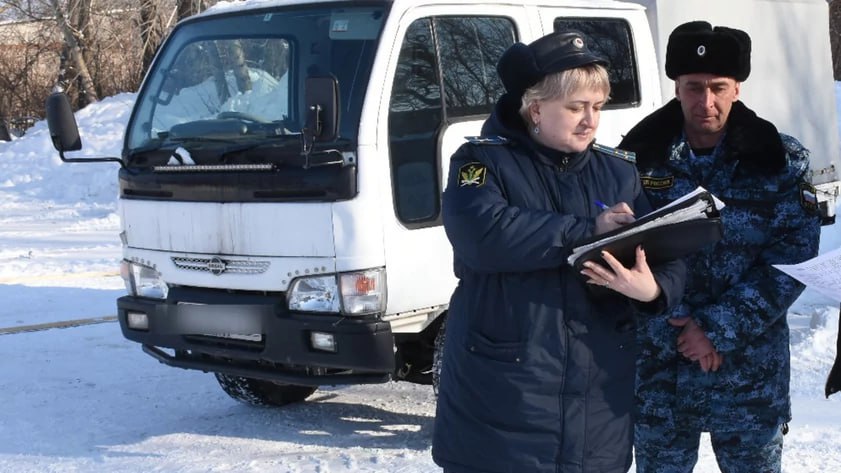 Алтайские приставы отправили на СВО японский грузовик, конфискованный у браконьеров, сообщает региональная ФССП.  "Трое жителей Алейска без охотничьей лицензии на добычу лосей застрелили двух самок на территории государственного природного комплексного заказника краевого значения "Уржумский". Браконьеры вывезли туши животных на автомобиле и разделали их в окрестностях. Охотничий инспектор и егерь задержали преступников", - рассказали в ведомстве.  Суд назначил мужчинам наказание в виде лишения свободы на срок три года условно с "конфискацией автомобиля, использованного для преступления".  Конфискованный автомобиль "Nissan Atlas" передан представителям Министерства обороны РФ для направления его на нужды специальной военной операции.    Амител