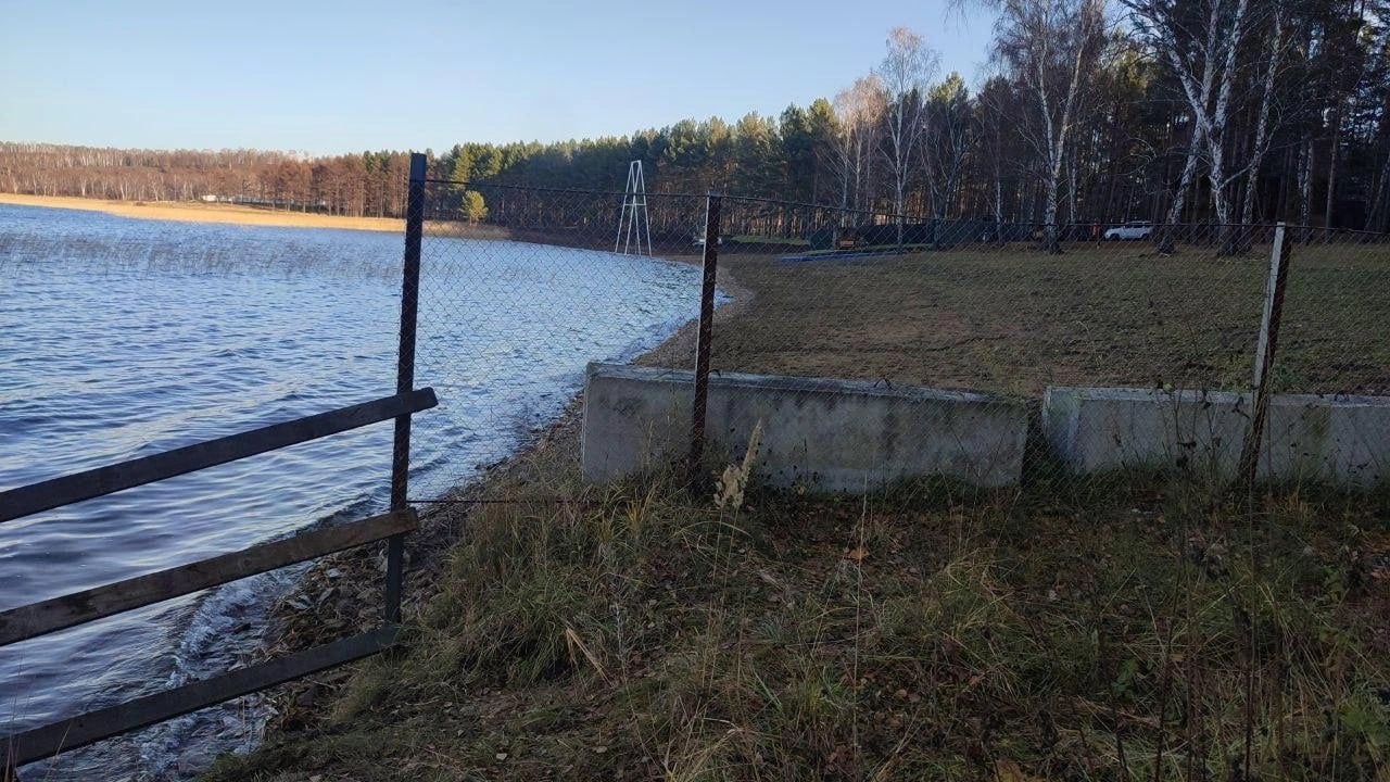 Участок на одном из любимых красноярцами мест отдыха на озере Большое пытались захватить коммерсанты Лесной массив площадью в 50 гектаров на берегу озера Большое Шарыповская районная администрация незаконно передала в пользование местным бизнесменам. По информации прокуратуры, земли гослесфонда муниципалитет предоставил в 2020 году для строительства базы отдыха. Однако вместо этого бизнесмены огородили территорию, лишив доступа к воде и жителей и туристов, разделили землю на части и распродали ее. Новые владельцы начали строить там дома. Прокуратура начала судебное разбирательство. Суд признал иск обоснованным и удовлетворил его. Теперь земельные участки будут возвращены государству. Фото: Прокуратура Красноярского края
