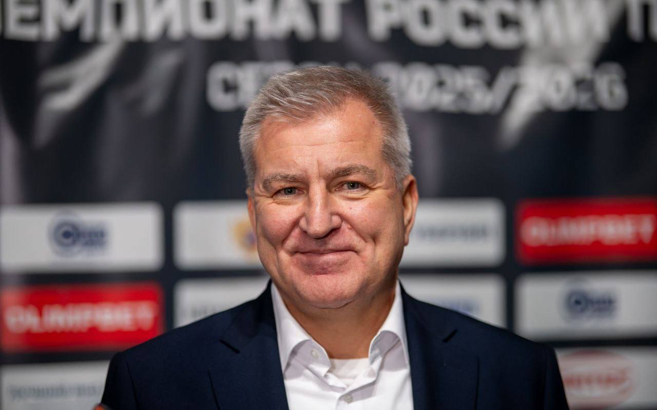 Олег Браташ покинул воронежский хоккейный клуб и стал новым главным тренером Адмирала из Владивостока Срок соглашения рассчитан до конца сезона 2026 27 Исполнять обязанности главного тренера в Буране будет Алексей Коледаев который до этого занимал должность тренера по защитникам в клубе Мы всегда на связи в Мах