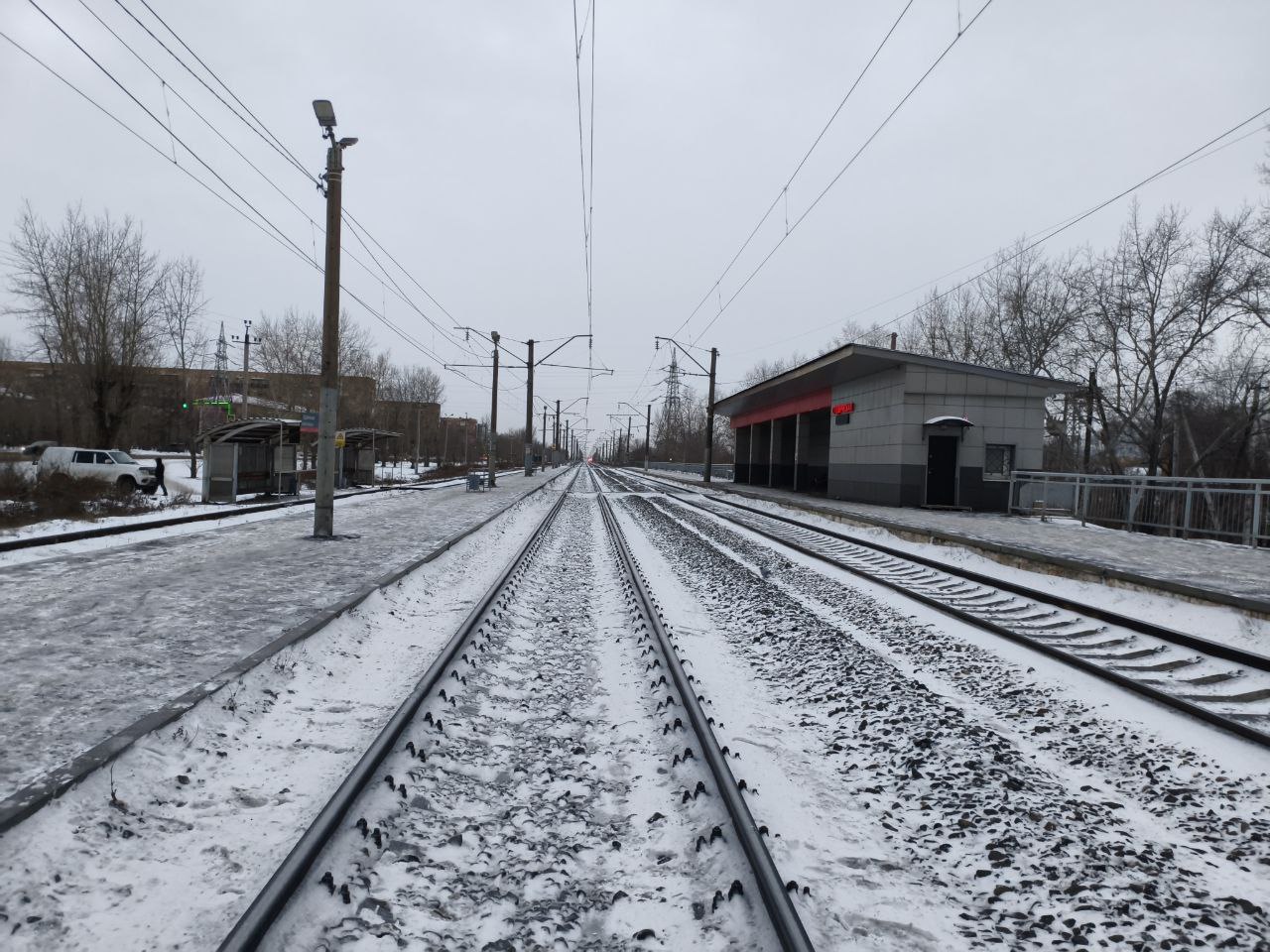 Электричка насмерть сбила женщину в Красноярске Трагедия произошла сегодня возле остановочной платформы Студенческая Транспортные полицейские установили что 39 летняя женщина в наушниках решила перейти пути и не заметила приближающийся электропоезд Экстренное торможение не помогло красноярка попала под колеса и скончалась Это Борус Люди