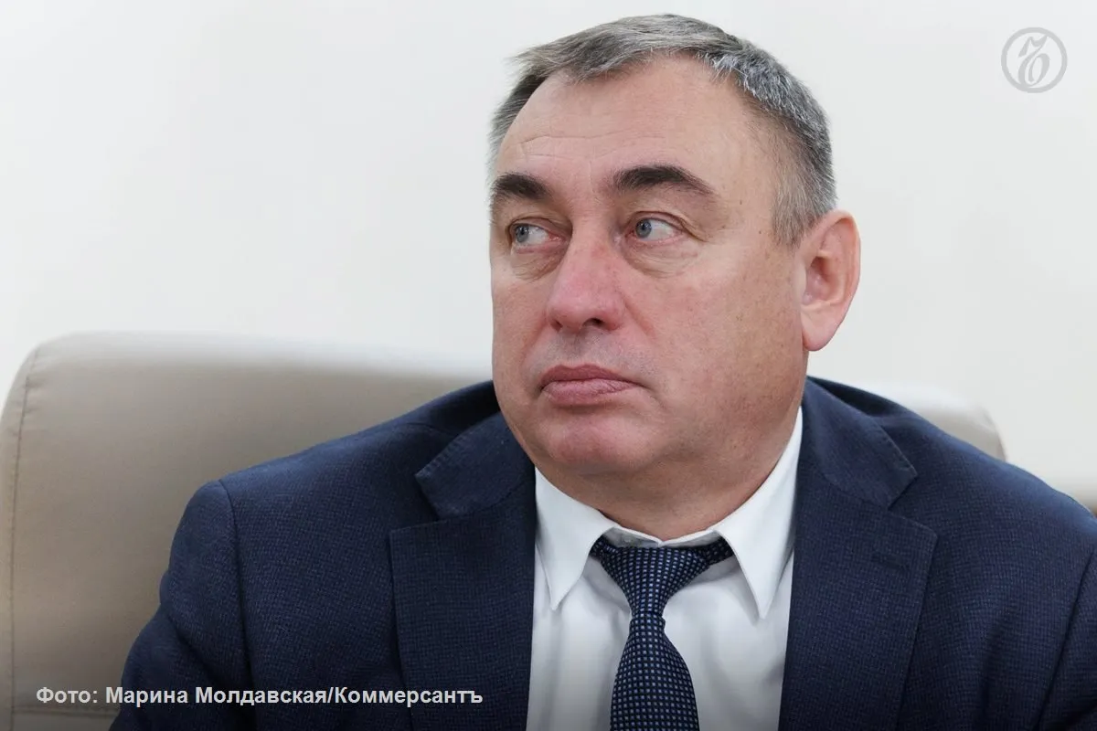 Ряд школ Железнодорожного района Екатеринбурга не смог набрать полные первые классы из за обязательного тестирования мигрантов на русский язык Об этом глава района Виталий Першин рассказал депутатам думы Екатеринбурга во время отчета за 2025 год Депутаты призвали его остановить деградацию ряда территорий и пообещали подумать над увеличением полномочий глав районов Что думают депутаты об обстановке в районе в материале Ъ Урал Подписывайтесь на Ъ Урал в MAX VK Telegram