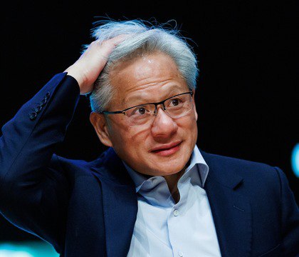 Глава NVIDIA заявил что Китай выиграет гонку ИИ с США Глава NVIDIA Дженсен Хуанг заявил что Китай находится на расстоянии наносекунд от США в развитии ИИ и выиграет гонку если США не активизируют свое развитие Он подчеркнул что разрыв стремительно сокращается и что США должны сохранять позиции в КНР для влияния на глобальную индустрию ИИ