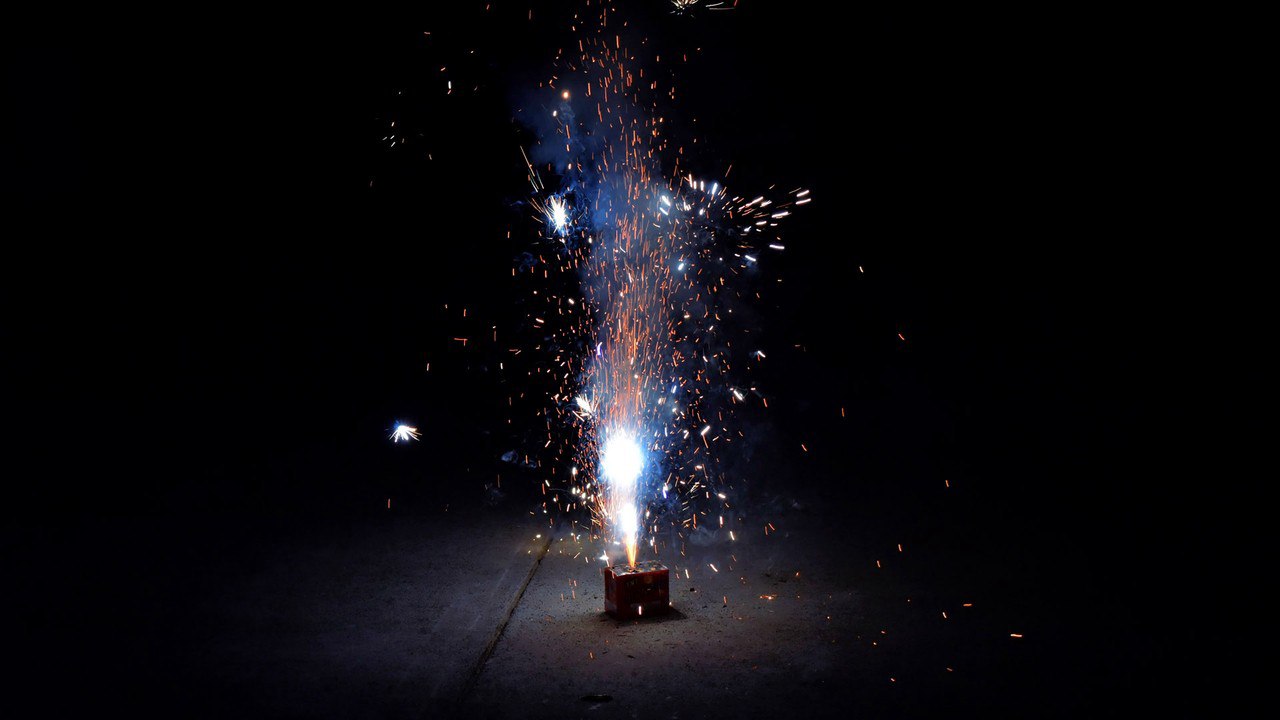 Крупный штраф ждет россиян за запуск петард в Новый год Об этом напомнили в МВД Суммы могут составить от 5 до 50 тысяч рублей за такое нарушение Впрочем если вы запустили петарду а она угодила кому то в окно привела к пожару и пострадали или даже погибли люди то ответственность будет уже уголовной с наказанием вплоть до лишения свободы   Подпишитесь на Абзац TG VK Дзен MAX Rutube