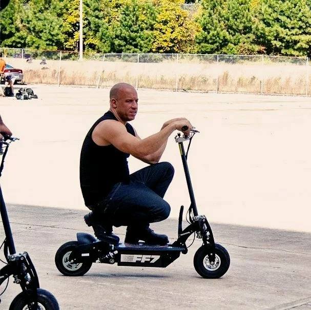 Родителям подростка прилетел штраф 170 тысяч за ДТП на электросамокате В Екатеринбурге суд взыскал с родителей подростка 170.884₽ за аварию, произошедшую на электросамокате. Инцидент случился ещё в сентябре 2023 года на перекрёстке улиц Халтурина и Готвальда. Тогда двое подростков на арендованном самокате проехали на красный свет и столкнулись с автомобилем Chevrolet. Машина получила повреждения на 130 тысяч рублей, а сами подростки отделались переломами и ушибами. Новости Екб тут