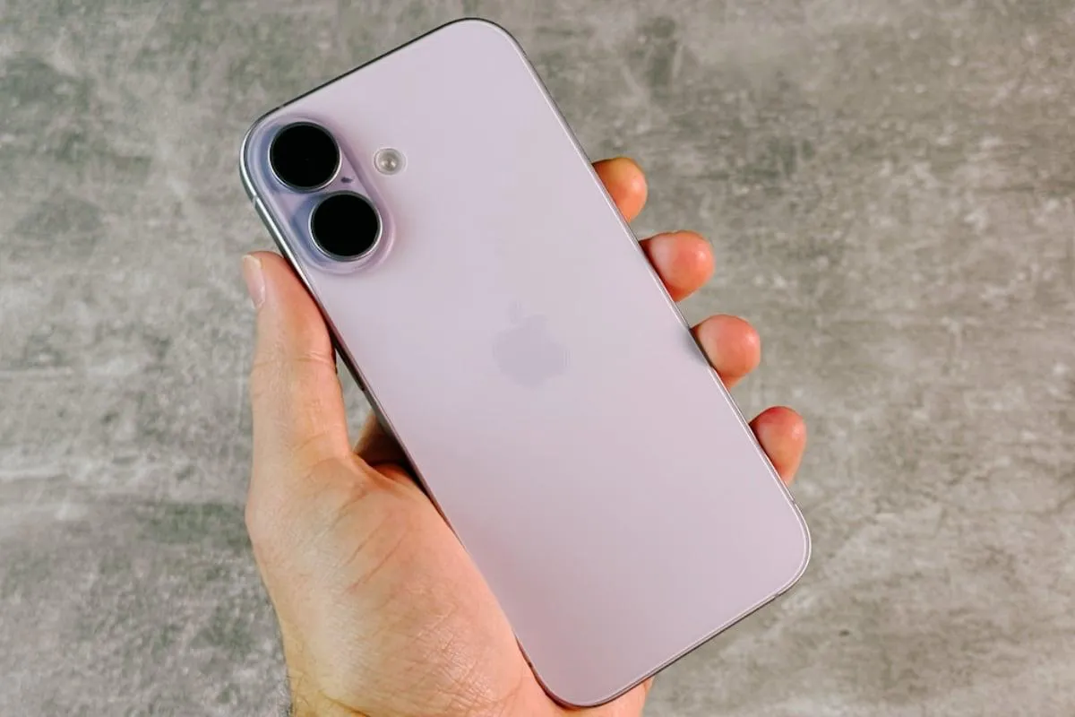 Китайский инсайдер утверждает что Apple продлила производство iPhone 17 iPhone 18 не выйдет в этом году Для компании это необычный шаг потому что обычно перед сентябрьской презентацией производство сокращается Но в этом году всё изменилось iPhone 18 будет представлен только весной 2027 года поэтому почти ещё год iPhone 17 будет оставаться актуальным Этой осенью компания представит только iPhone 18 Pro 18 Pro Max и iPhone Fold Ultra   www iphones ru 1370924 новости iphonesru