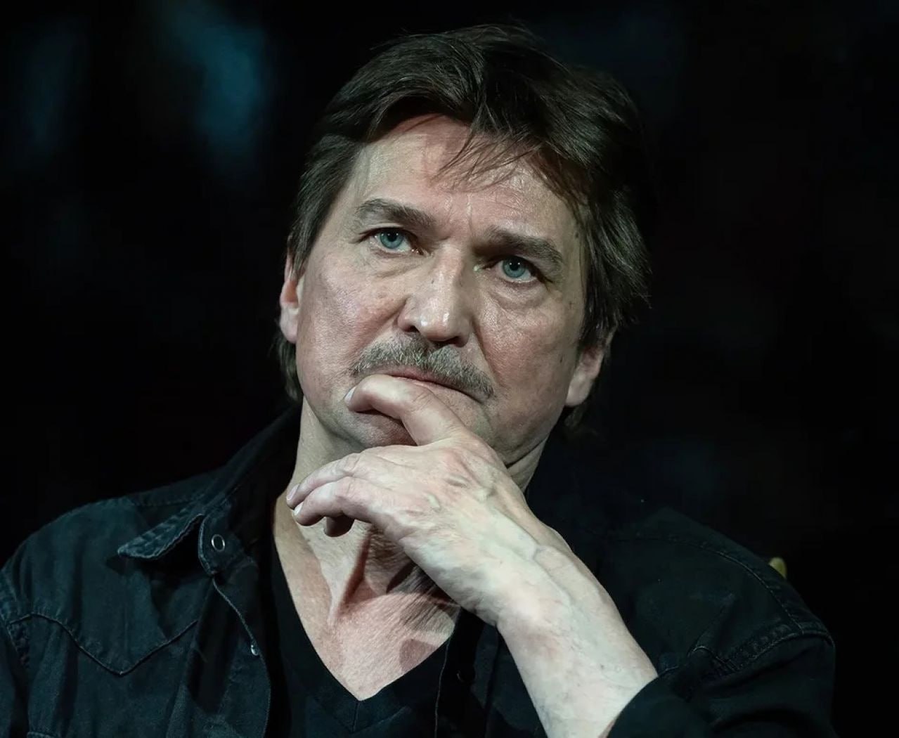Умер театральный режиссёр Юрий Бутусов. Ему было 63 года.   Об этом сообщила актриса Варвара Шмыкова. Причина не называется.  Бутусов был главным режиссёром Театра имени Евгения Вахтангова с 2018 по 2022 год. После начала СВО он уехал из России.  UPD. Бутусов пошёл в море в болгарском Созополе и его унесло волной, передала журналистка Сусанна Альперина слова заместителя худрука Театра наций Романа Должанского.     : ТГ   Зеркало   MAX