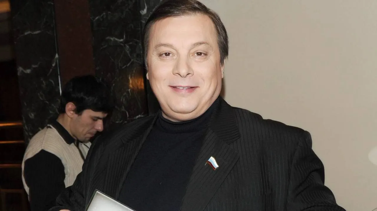 Суд в Краснодаре лишил Андрея Разина прав на песни Ласкового мая Краснодарский краевой суд отменил решение по которому авторство песен группы Ласковый май ранее было закреплено за продюсером Андреем Разиным Заявление самого Разина оставили без рассмотрения Решение вступило в силу Ранее суд уже признавал права на 23 песни включая Белые розы Седую ночь и Розовый вечер за семьей Юрия Шатунова Таким образом права на культовые хиты окончательно закреплены за наследниками артиста kub news ru