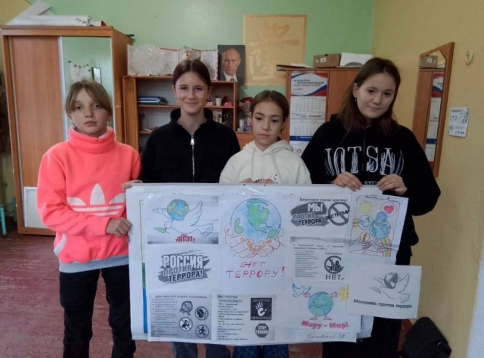 16 декабря в Преславском сельском клубе состоялось мероприятие по противодействию террористической и экстремистской идеологии Подрастающему поколению рассказали об ответственности за действия экстремистской направленности и организацию террористических группировок Экстремизм это большая опасность способная расшатать любое даже самое стабильное общество Одним из ключевых направлений борьбы с деструктивными проявлениями является их профилактика Особенно важно проведение такой работы среди школьников и подростков так как именно они наиболее уязвимы в силу своей незрелости и незащищенности а также значительной зависимости от чужого мнения отметили организаторы В завершение мероприятия дети нарисовали рисунки и сделали совместно с художественным руководителем стенд Мы против терроризма и экстремизма Подписывайтесь на Вести Приморск ВК Одноклассники Rutube Ответы и вопросы присылайте в наш чат бот Обратная связь Объективно Актуально Правдиво