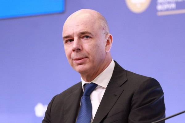"Они и так много платят". Минфин выступил против повышения налогов для нефтяных компаний Министр финансов России Антон Силуанов выступил против повышения налогов для нефтегазового сектора. Он напомнил, что правительство придерживается плана не менять налогообложение до 2030 года минимум. "И так уровень налоговой нагрузки на нефтегазовые компании очень высокий — 70%, а бывает и до 80%. Это курица, которая нам дает большие доходы. Никому не нужно, чтобы финансовый результат этих компаний был отрицательный", — заявил Силуанов. Министр представил в парламенте поправки в бюджет 2025 года, в котором предусмотрено снижение нефтегазовых доходов от осеннего плана почти на 3,8 трлн руб. или 1,7% ВВП .