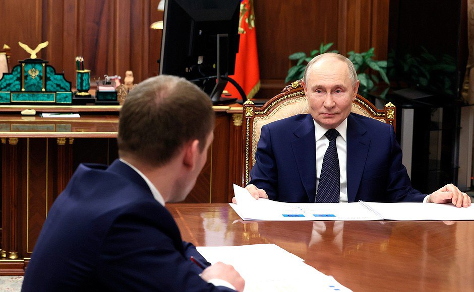 Глава Минприроды доложил Путину о недостроенных очистных в Забайкалье Министр природных ресурсов России Александр Козлов встретился с президентом Владимиром Путиным. В ходе беседы была затронута тема и недостроенных очистных в Забайкалье. По словам Александра Козлова, из 126 очистных сооружений, построенных в разных регионах России по нацпроекту “Экология”, 19 не были сданы в срок. “Это Самара — четыре, Московская область — четыре, Забайкалье — три, по два — Ульяновская область и Бурятия, по одной в Астраханской, Нижегородской области, Тверской области и Чувашии”, — отметил министр. Вопрос решается вместе с федеральным Минстроем и губернаторами регионов. По каждому объекту создана "дорожная карта". Фото: сайт Кремля ChitaMedia Забайкальский край