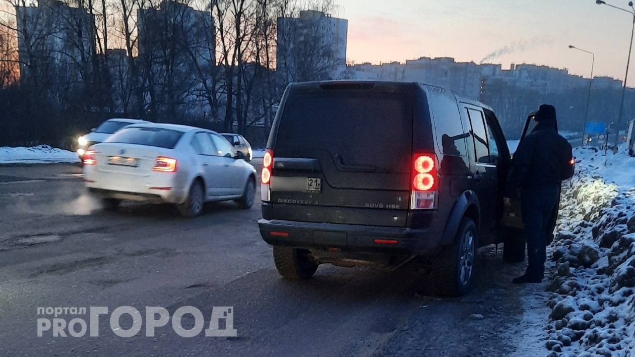 В Чебоксарах под колеса автомобиля попала женщина.   Предварительно, авария произошла около 7:14 по проспекту Ивана Яковлева, 39. Как сообщает очевидец, автомобиль наехал на женщину, переходившую дорогу по пешеходному переходу.   "Женщина получила травмы. Не может встать, на лице шишка. Приехала скорая помощь".