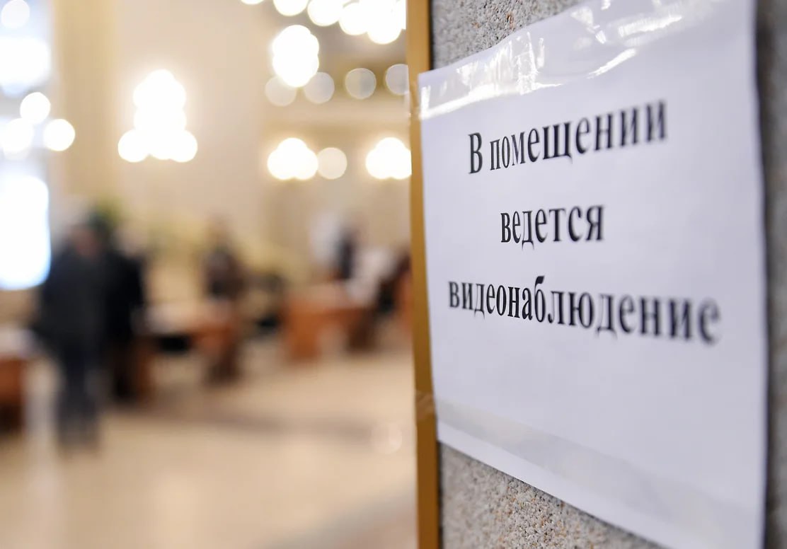 В Ростове 19% офисных сотрудников выступают против видеоконтроля на работе В Ростове-на-Дону 32% сотрудников офисов положительно воспринимают установку камер видеонаблюдения. Это следует из опроса, который провел сервис SuperJob. Он также выяснил, что 43% респондентов нейтрально относятся к видеоконтролю на работе, а 19% этим крайне недовольны. Аналитики обратили внимание не только на то, что почти каждый пятый участник опроса выступает против камер в офисе, но и на ярко выраженное гендерное отличие. Так, большинство женщин спокойно относится к видеонаблюдению на работе, тогда как среди мужчин примерно поровну его сторонников и противников. По данным сервиса, более 60% ростовских компаний установили в своих офисах системы видеонаблюдения и контроля. Такое решение топ-менеджеры объясняют необходимостью обеспечения высокого уровня безопасности сотрудников. Вы поддерживаете видеоконтроль на работе ? - да - нет - нейтрально Подписаться на "Новости Ростова" Прислать новость