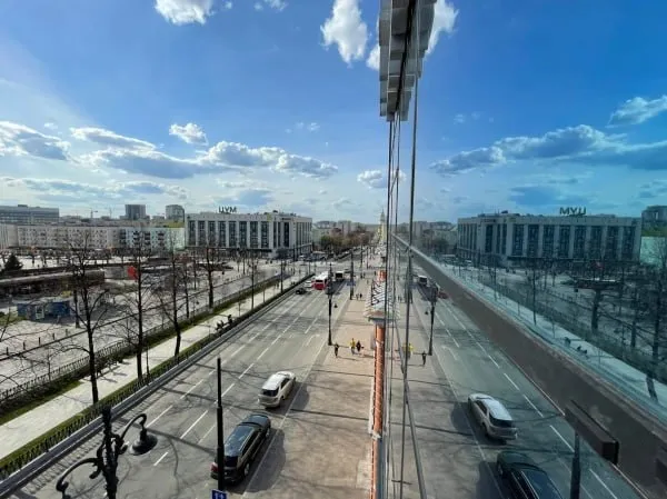 Объём рекламного рынка Перми в 2025 году снизился на 11 В 2025 году объём рекламного рынка Перми сложился в размере 3 3 млрд руб Это на 11 меньше чем в 2024 году Из них 2 млрд пришлись на интернет сервисы 520 млн на наружную рекламу 500 млн на видео рекламу 210 млн руб на радио рекламу Информация об этом появилась на сайте Совета экспертов Ассоциации Коммуникационных Агентств России АКАР Объём регионального рекламного рынка России без учёта Москвы по итогам года вырос на 1 и составил 125 млрд руб В тройку лидеров вошли Санкт Петербург с ростом на 3 Екатеринбург плюс 5 и Казань где зафиксировано снижение на 1 Подписаться в Max rbc perm