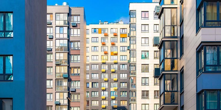 В ЗАО построят объекты по проектам КРТ В январе этого года в Москве одобрили7 масштабных проектов комплексного развития территорий КРТ Два из них реализуют в районах Солнцево и Раменки Значительная часть жилой площади предназначена для программы реновации Общая площадь редевелопмента превысит 39 га в разных частях города на западе севере юго востоке юго западе и в центре Планируют построить более 550 тыс кв м современной недвижимости Из этого объема свыше 400 тыс кв м займет жилье а остальное объекты спортивного общественного и делового назначения Реализация инициатив создаст около 3 7 тыс новых рабочих мест в семи районах Фото m o s r u